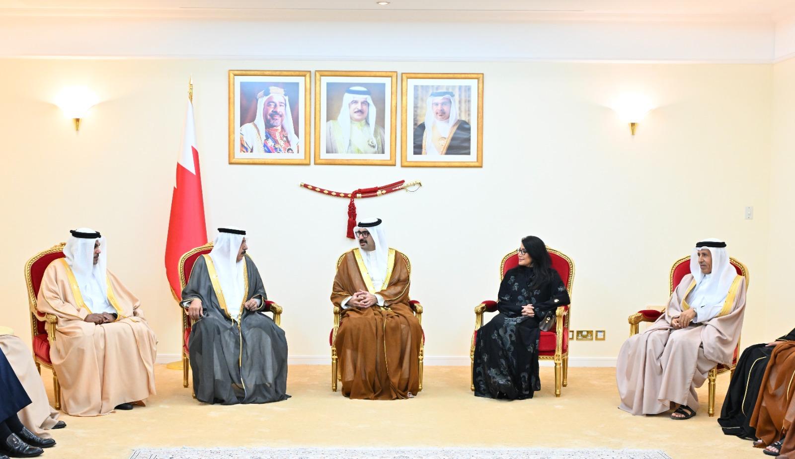 خلال التقاء سموه بالأهالي في مجلس المحافظة .. سمو محافظ المحافظة الجنوبية: تعزيز التواصل مع المواطنين اعتزازاً بالثوابت الوطنية<